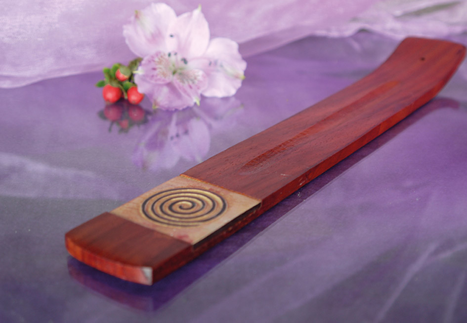 Holzhalter mit Spiralmotiv, rot